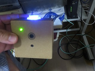 vision kitを顔に向けた画像