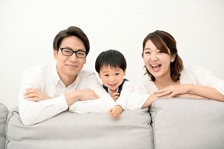 両親とその子供の写真の画像